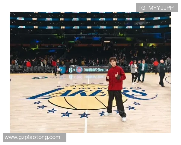 穿唐装的足球明星展现传统文化魅力与运动精神的完美结合